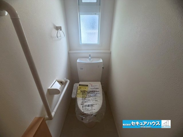 【中古戸建】東海市加木屋町社山のトイレ|【高機能トイレ】 
◆新品交換済み！
◆高機能トイレの多くは便器のフタの開閉が自動であり、使用後に手動で水を流す面倒もなく非常に便利です。スタイリッシュな見た目で、お掃除しやすく、節水効果が高いです。