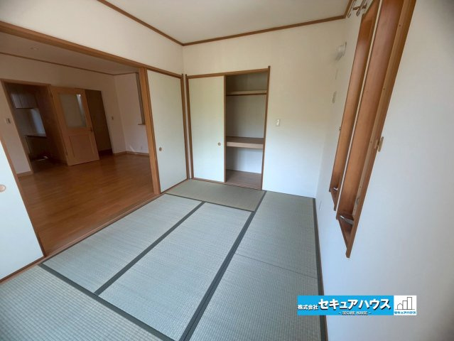 【中古戸建】東海市加木屋町社山の和室|【和室】
◆畳、襖張替え済み
◆落ち着いた雰囲気の和室は、くつろぎ空間としてはもちろん、お子様の遊び場や来客時にも活躍します！