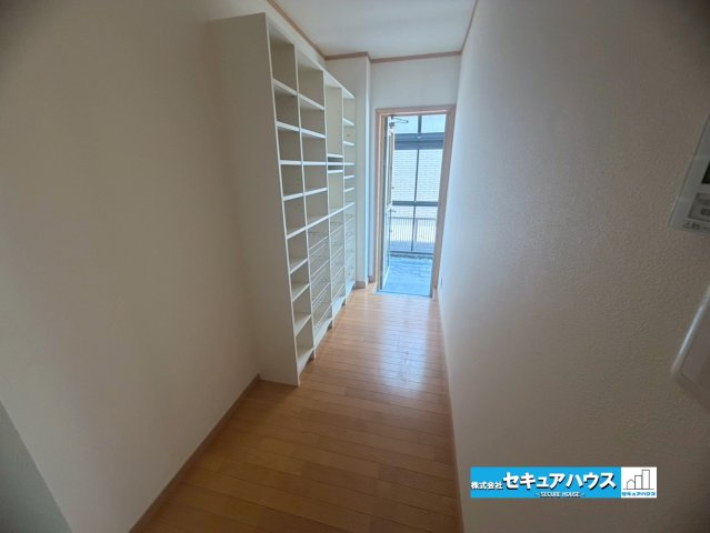 【中古戸建】東海市加木屋町社山の内装|【ユーティリティー】【勝手口】
◆クロス張替え済み！
◆洗濯や収納など家事をまとめてこなせる便利な空間です。
◆毎日の動線がスムーズになり、暮らしにゆとりを生み出します！