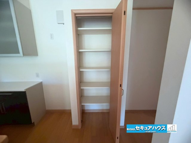 【中古戸建】東海市加木屋町社山の収納|【収納】１F
◆クローゼットのある住まいで収納上手な生活を実現！衣類だけでなく、箱物や思い出の品もたっぷり収納できますので、整理整頓もスムーズに。居室空間をより広々と使えます！