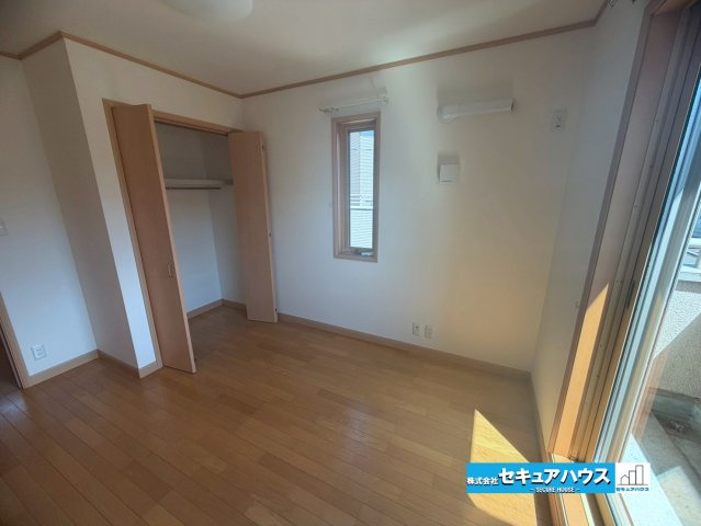 【中古戸建】東海市加木屋町社山の洋室|【洋室】
◆クロス張替え済み
◆広々とした居住空間は日々の暮らしを彩り、心のやすらぎと満足感を与えてくれます。通風と採光を考慮した設計は子供たちはのびのび育ち、家族でくつろぎと団らんを生み出します。
