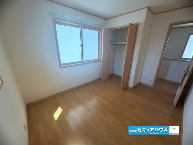 【中古戸建】東海市加木屋町社山の洋室|【洋室】
◆クロス張替え済み
◆家族一人ひとりの大切なプライベート空間。趣味に合わせて使えるようシンプルに仕上げてあります。暮らし心地を大きく左右する収納を適材適所に配置し使い勝手を考慮しました。　