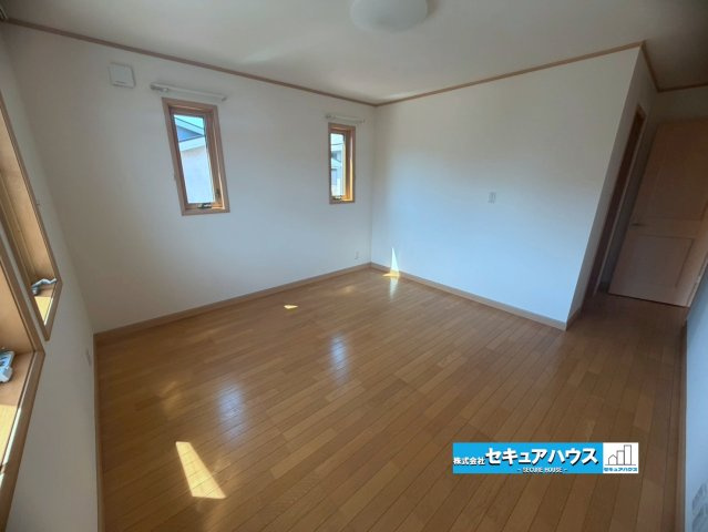 【中古戸建】東海市加木屋町社山の洋室|【洋室】
◆クロス張替え済み
◆使い方は自由な洋室は、寝室や子供部屋、趣味部屋などライフスタイルに合わせて快適に活用できます。
◆家具のレイアウトもしやすく、自分好みの空間づくりを楽しめます！
