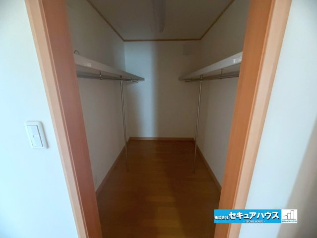【中古戸建】東海市加木屋町社山の収納|【ウォークインクローゼット】
◆クロス張替え済み
◆ウォークインクローゼットのある住まいで収納上手な生活を実現！衣類だけでなく、箱物や思い出の品もたっぷり収納できます！居室空間をより広々と使えます！