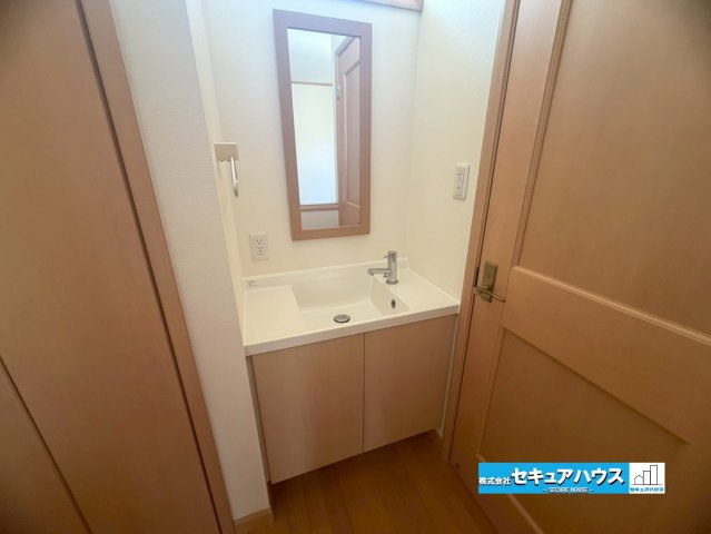 【中古戸建】東海市加木屋町社山の内装|【２Fトイレ前】
◆手洗い場新品交換済み！