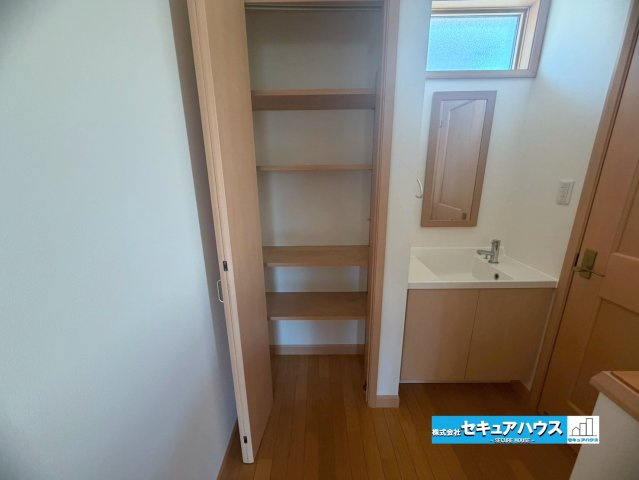 【中古戸建】東海市加木屋町社山の収納|【収納】２F
◆クロス張替え済み
◆クローゼットのある住まいで収納上手な生活を実現！衣類だけでなく、箱物や思い出の品もたっぷり収納できますので、整理整頓もスムーズに。居室空間をより広々と使えます！