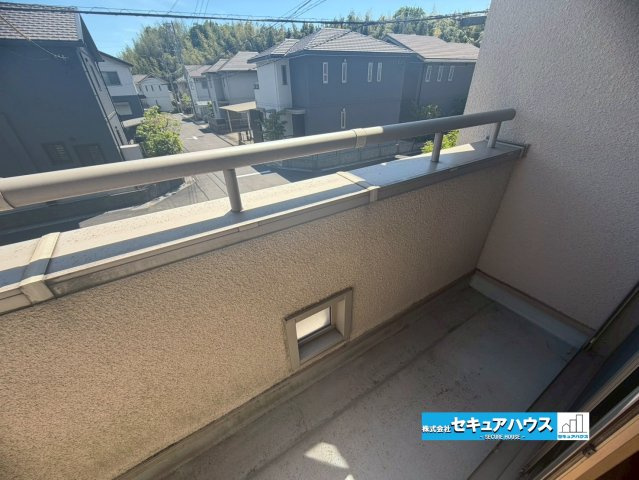 【中古戸建】東海市加木屋町社山のバルコニー|【バルコニー】
 ◆見晴らしもよく、太陽の温かな温もりをめいっぱい受け止めてくれます。 太陽の光と爽やかな風を受けたお洗濯物はあっという間に乾き、取りこむ時には太陽の匂いを感じられそうですね。　