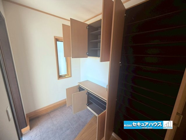 【中古戸建】東海市加木屋町社山の玄関|【玄関】 
◆光が差し込み明るいです。気分も晴れやかになりますね。 
◆玄関には、収納力のあるシューズボックスがございます。
玄関まわりがすっきり片付きます。　