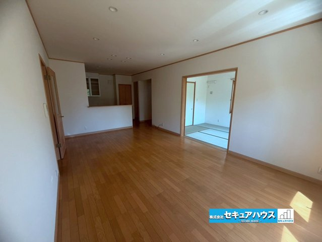 【中古戸建】東海市加木屋町社山の居間・リビング|【LDK】 
◆クロス張替え済み！ハウスクリーニング済み！
◆ 対面式のオープンキッチンは、家事をしながら家族の様子が一目でわかる安心＆便利設備♪
