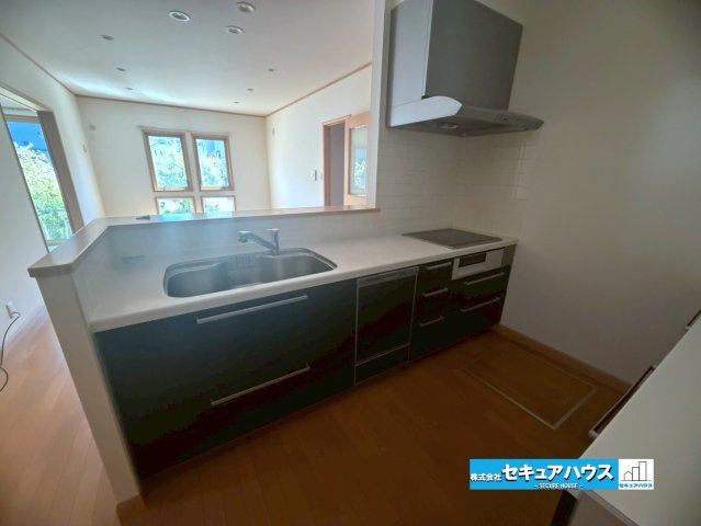 【中古戸建】東海市加木屋町社山のキッチン|【キッチン】
◆新品交換済み！
◆広々キッチンスペース 同時にたくさんの料理が調理できる「焼く・蒸す・煮る」の工程を同時進行で進めることができるので料理を素早く作ることができます。