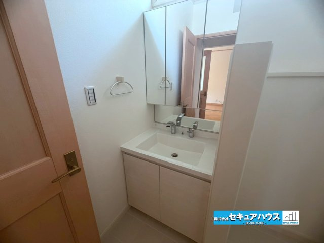 【中古戸建】東海市加木屋町社山の独立洗面台|【独立洗面化粧台】 
◆新品交換済み！
◆良く通勤通学に向かえそうですね！鏡の裏にはたっぷりと収納スペースを標準装備！
 ◆電源を付属しているのでドライヤーなど利用できます。