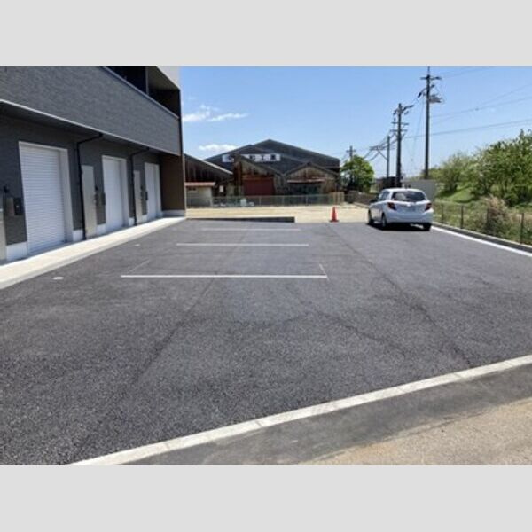 Mirum Maison(V)の駐車場