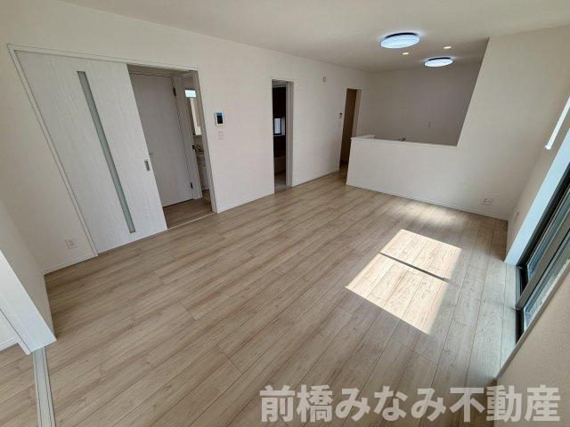 【新築】前橋市広瀬町３丁目　B号棟(全３棟)　ハートフルタウン　新築建売分譲の居間・リビング|こちらの居間で趣味の時間をお楽しみください