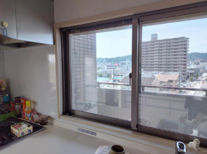 「角住居4LDK」高知市北新田町サーパス鏡川大橋　中古マンションのキッチン|窓付きキッチンで換気良好◎明るく使いやすい空間です！