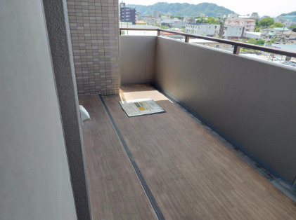 「角住居4LDK」高知市北新田町サーパス鏡川大橋　中古マンションのバルコニー|奥行きのあるバルコニー。洗濯物もゆったり干せます♪