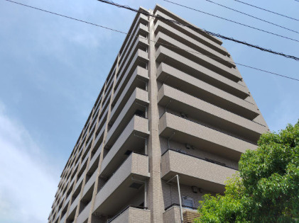 「角住居4LDK」高知市北新田町サーパス鏡川大橋　中古マンションの外観|存在感のあるマンション外観。市内中心部へのアクセスも良好◎