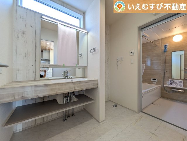 BLOOMING GARDEN　深谷市上柴町東5丁目の独立洗面台|スタイリッシュな洗面台と広々空間
洗濯機を置いても余裕のある広さ！家事をするにも身支度するにも便利な広さですね！