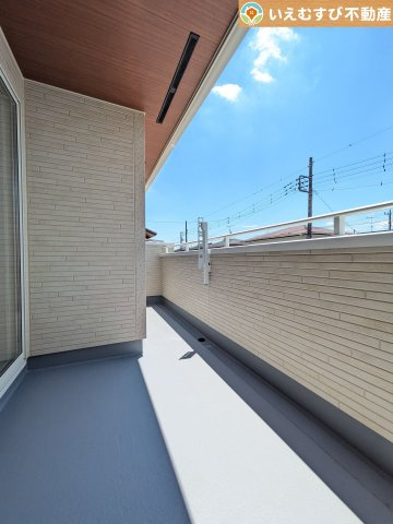 BLOOMING GARDEN　深谷市上柴町東5丁目のバルコニー|南バルコニーで毎日のお洗濯もラクラク快適
しっかり太陽の光が降り注ぐ南向きなのでお洗濯物が乾きやすい♪