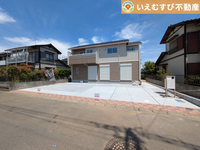 BLOOMING GARDEN　深谷市上柴町東5丁目の駐車場|並列3台駐車可能なゆとりのカースペース
複数台車をお持ちでも、お友達が遊びに来てもゆとりの駐車スペース！