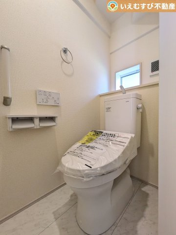 BLOOMING GARDEN　深谷市上柴町東5丁目のトイレ|シンプルで清潔感のあるトイレ
窓付きで明るく、お掃除しやすいシンプルな空間♪