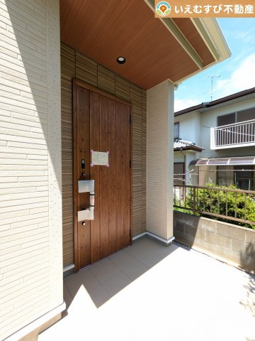 BLOOMING GARDEN　深谷市上柴町東5丁目のエントランス|落ち着いた色づかいのエントランス
駐車場からアクセスの良いエントランス。雨の日や荷物が多くても安心の動線♪