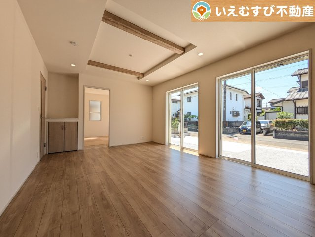 BLOOMING GARDEN　深谷市上柴町東5丁目の居間・リビング|開放感と家族との距離感にこだわったＬＤＫ
開放的な折り上げ天井のリビングで家族みんなでくつろげそうですね♪
