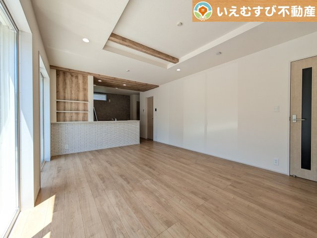 BLOOMING GARDEN　深谷市上柴町東5丁目の居間・リビング|開放感と家族との距離感にこだわったＬＤＫ
採光たっぷりのリビングで休日には家族みんなでくつろげそうですね♪