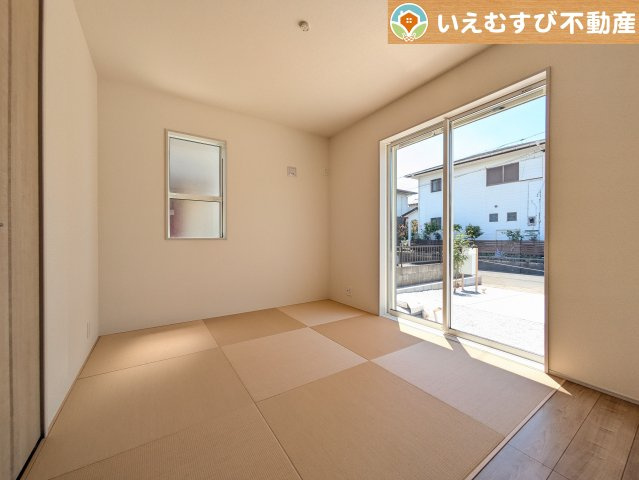 BLOOMING GARDEN　深谷市上柴町東5丁目の和室|すぐ横になれる和室は、みんながほっと一息つける空間
ちょっとした休憩や来客時、お子様のお世話にも大活躍しそうですね♪