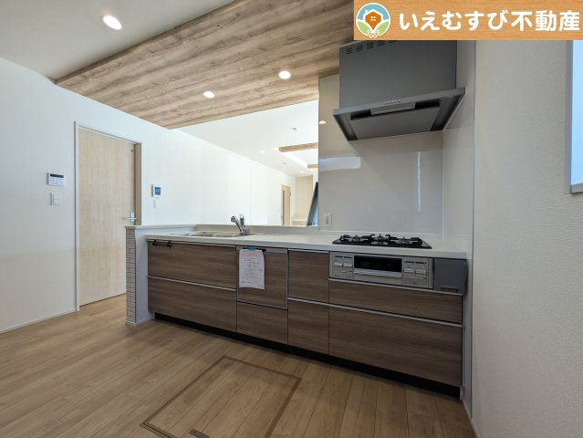 BLOOMING GARDEN　深谷市上柴町東5丁目のキッチン|食器洗乾燥機付で忙しいママをサポート
洗い物時間が短縮できて、その分家族や自分の時間が増えますね♪