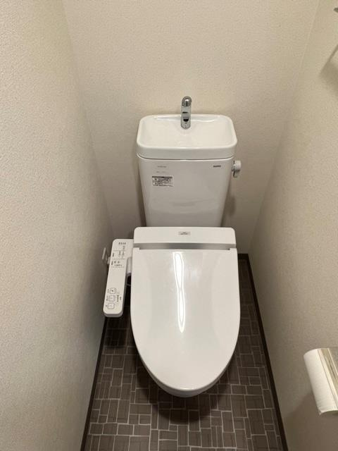 プレサンスＯＳＡＫＡＤＯＭＥＣＩＴＹワンダーのトイレ|落ち着いた色調のトイレです
