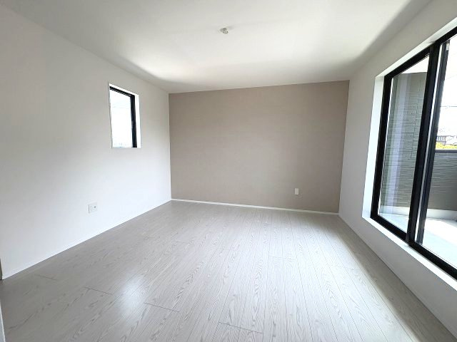 【寝室】 | 糟屋郡新宮町湊4期　1号棟（全2棟）【仲介手数料無料・0円】 | 現地写真。2階主寝室です。