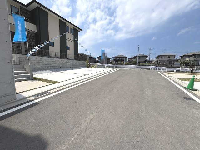 【その他】 | 糟屋郡新宮町湊4期　1号棟（全2棟）【仲介手数料無料・0円】 | 現地写真。前面道路です。