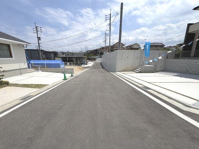 【その他】 | 糟屋郡新宮町湊4期　1号棟（全2棟）【仲介手数料無料・0円】 | 現地写真。前面道路です。