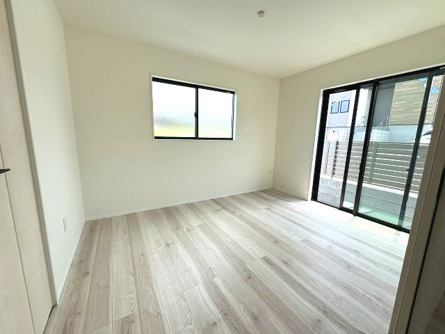 【洋室】 | 糟屋郡新宮町湊4期　1号棟（全2棟）【仲介手数料無料・0円】 | 現地写真。1階洋室です。