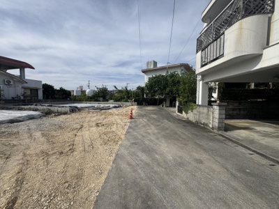 【前面道路含む現地写真】 | 西原町与那城（全2棟）A号棟 | ※東側4m道路♪