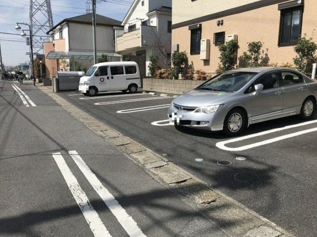 フェリース・パインの駐車場