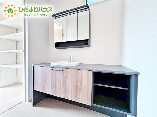 【独立洗面台】 | 小美玉市江戸1期　新築戸建 | 三面鏡は自分では見えにくいところまで見ることができるので、身だしなみを整える際などにはとても便利です(*^^*)