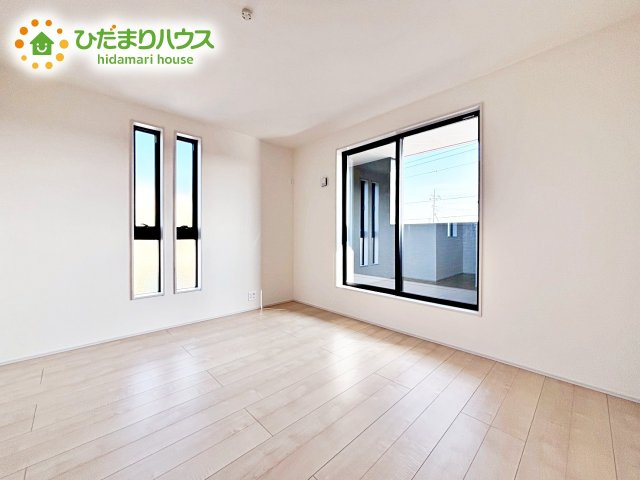 【寝室】 | 小美玉市江戸1期　新築戸建 | バルコニーに面していて、たっぷり光りの入る明るい主寝室です！