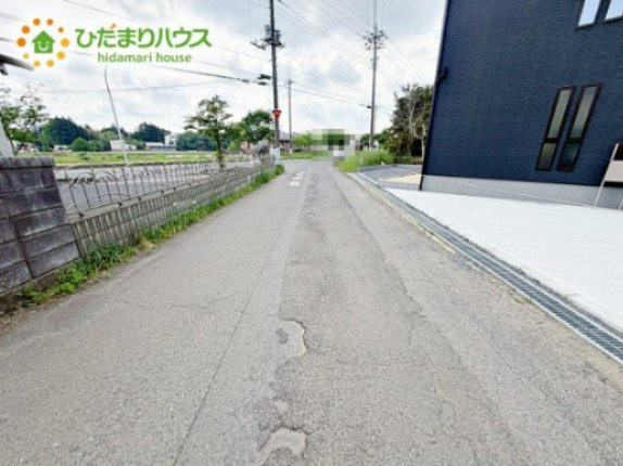 【前面道路含む現地写真】 | 小美玉市江戸1期　新築戸建 | 落ち着いた雰囲気の閑静な住宅街で、暮らしやすい住環境。