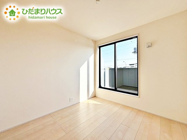 【洋室】 | 小美玉市江戸1期　新築戸建 | バルコニーに面している居室なので、自然と光が差し込みます。