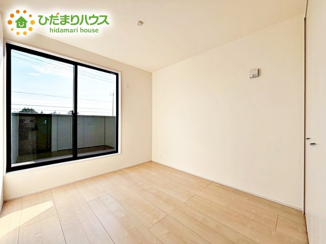 【洋室】 | 小美玉市江戸1期　新築戸建 | 明るい陽光が差し込む洋室。白を基調とした爽やかな空間。