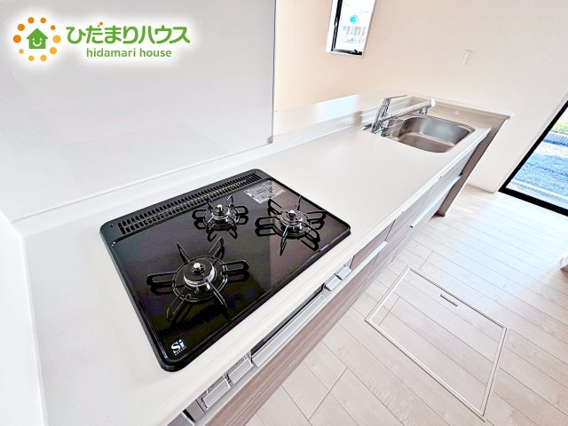 【キッチン】 | 小美玉市江戸1期　新築戸建 | システムキッチンは、奥の物まで取り出しやすい引出しタイプを採用。背の高い鍋や取っ手の長いフライパンまで、スッキリ収納できます。