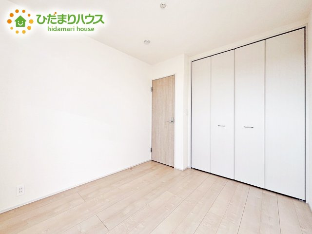 【洋室】 | 小美玉市江戸1期　新築戸建 | 室内には収納スペースもあり、衣類や小物類をたっぷり収納可能。お部屋をより広くお使いいただけます。
