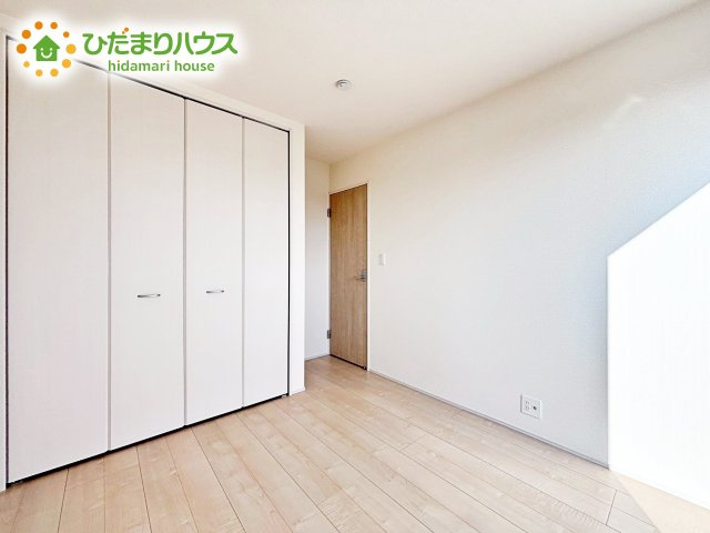 【洋室】 | 小美玉市江戸1期　新築戸建 | 明るい日差しが降り注ぐお部屋に、居心地の良さを感じさせるコーディネート。家具やカーテンでお気に入りのお部屋に♪