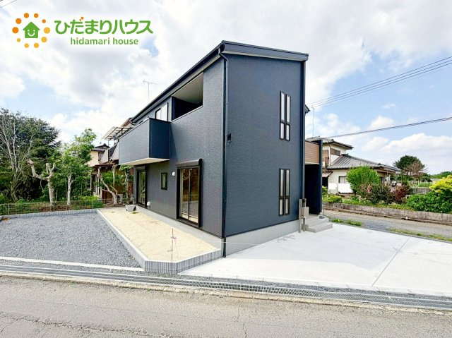 【外観】 | 小美玉市江戸1期　新築戸建 | 明るい光が差し込む開放感あふれる住まいです。