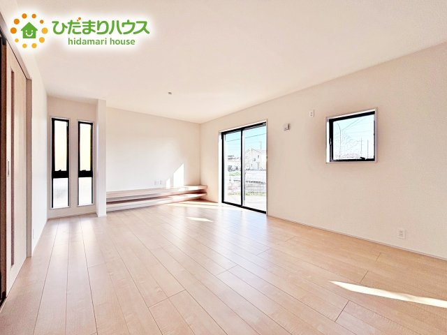 【居間・リビング】 | 小美玉市江戸1期　新築戸建 | 家族だんらんを育む開放感あふれるリビング・ダイニング