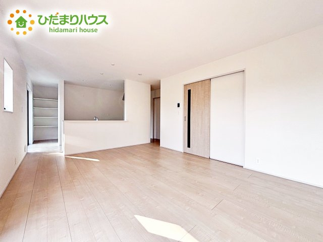 【居間・リビング】 | 小美玉市江戸1期　新築戸建 | 複層ガラスの遮熱効果と断熱効果で、一年中快適に過ごせます (#^.^#)