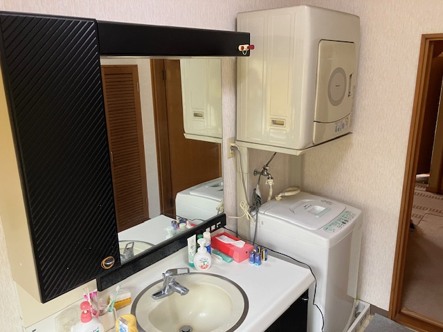 御代田  手入れされた植栽が美しい7LDKの中古戸建の洗面所