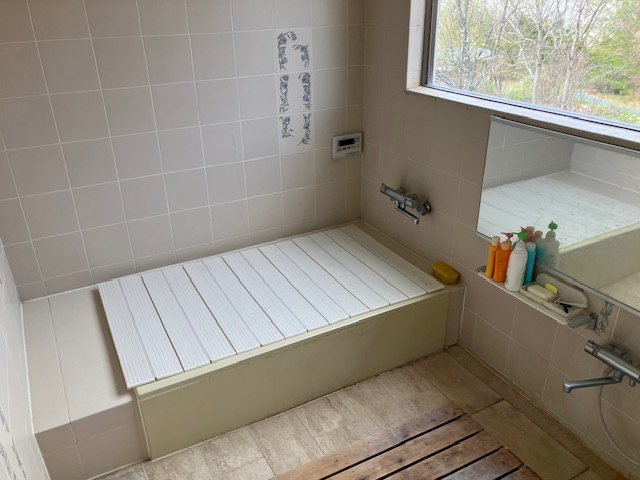 御代田  手入れされた植栽が美しい7LDKの中古戸建の浴室