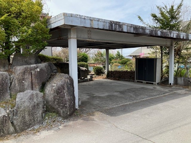 御代田  手入れされた植栽が美しい7LDKの中古戸建の駐車場